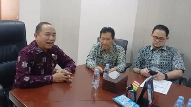 BERBINCANG : Kepala BPKAD Banten Mahdani (kiri), berbincang dengan pegawianya membahas mekanisme lelang BMD. (ISTIMEWA)