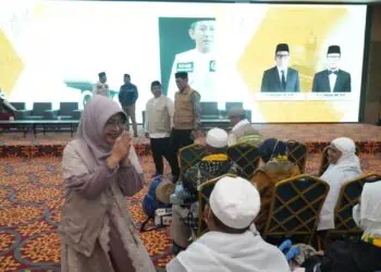 SAMBUT JAMAAH HAJI - Bupati Pandeglang Raden Dewi Setiani, menyambut kepulangan jamaah haji kloter 23 asal Kabupaten Pandeglang, di Asrama Haji Cipondoh, Tangerang, Senin (29/6/2026) dini hari. (ISTIMEWA)