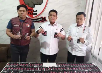 MENUNJUKKAN NARKOTIKA : Dirresnarkoba Polda Banten Kompol Wiwin Setiawan (tengah) menunjukkan barang bukti narkotika jenis baru. (ISTIMEWA)