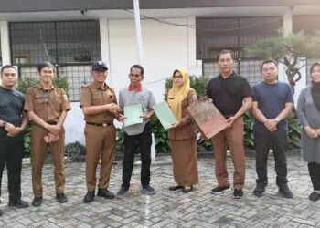 PURNA TUGAS - Y. Supriatna (kaos abu-abu kerah merah), seorang pegawai di lingkungan Setda Pandeglang, memasuki masa purna tugas, dan berpamitan kepada rekan - rekan kerjanya, usai apel pagi Selasa (30/6/2026). (ISTIMEWA)