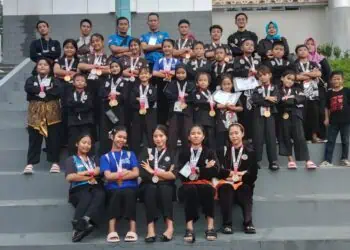 BERFOTO BERSAMA - Pesilat dari Padepokan Seni Pencak Silat Manderaga, Desa Cimanis, Kecamatan Sobang, Kabupaten Pandeglang, berfoto bersama, sebelum diberangkatkan ke Jakarta. (ISTIMEWA)
