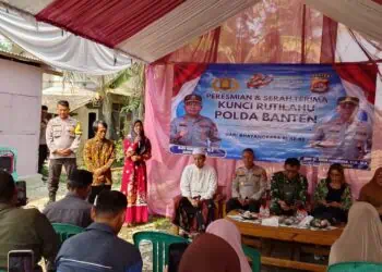 BEDAH RUMAH - Sekeluarga di Kecamatan Pamarayan, Kabupaten Serang, mendapat bantuan bedah rumah dari jajaran Polsek Pamarayan Polres Serang, Selasa (30/6/2026). (ISTIMEWA)
