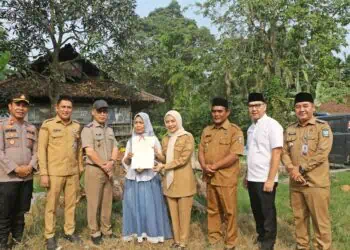 Sejumlah Masyarakat Kopo Kabupaten Serang Menerima Sertipikat Tanah Gratis