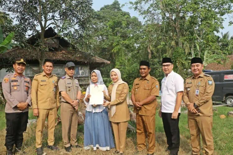 Sejumlah Masyarakat Kopo Kabupaten Serang Menerima Sertipikat Tanah Gratis