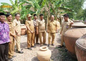 TINJAU LOKASI - Wakil Bupati (Wabup) Serang Najib Hamas, tinjau aktifitas pembuatan gerabah, di Desa Bumijaya, Kecamatan Ciruas. (ISTIMEWA)