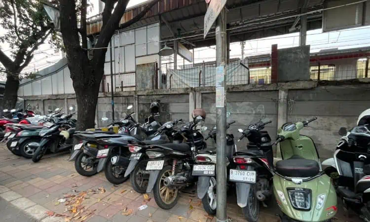 Parkir Liar Kembali Muncul di Trotoar Stasiun Batuceper