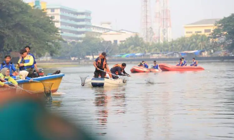 Cegah Sampah Antarwilayah, Pemkot Tangerang Pasang Membran di Sungai Cisadane