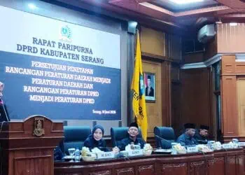 RAPAT PARIPURNA - Bupati Serang Ratu Rahmatuzakiyah, menyampaikan pendapatnya dalam rapat paripurna tentang Revisi Perda Retribusi dan Pajak Daerah. (ISTIMEWA)