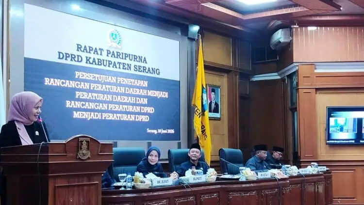 RAPAT PARIPURNA - Bupati Serang Ratu Rahmatuzakiyah, menyampaikan pendapatnya dalam rapat paripurna tentang Revisi Perda Retribusi dan Pajak Daerah. (ISTIMEWA)