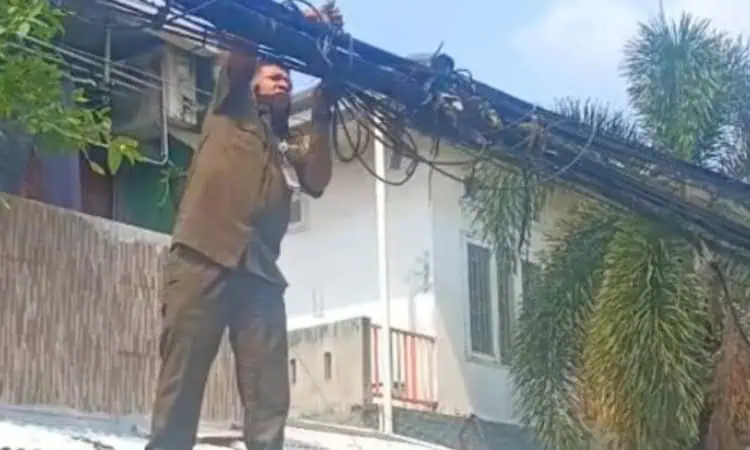 Trantib Ciledug Tertibkan Kabel Internet Semrawut