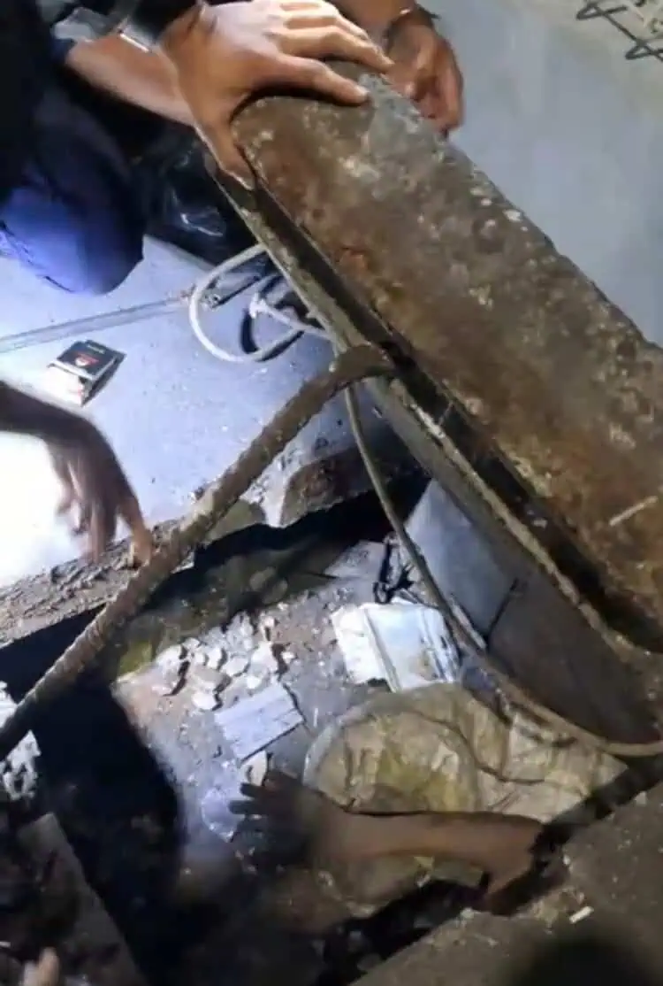 Terjebak di Dalam Gorong-gorong, Pria ODGJ Diselamatkan Damkar Tangsel
