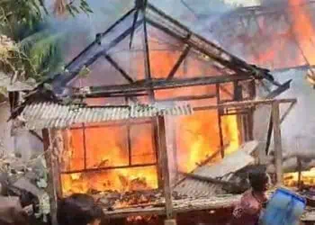 Kobaran Api Hanguskan Rumah Panggung di Cibobos Lebak