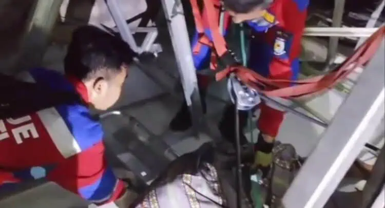 Pria Tewas Tersetrum di Pamulang, Damkar Tangsel Bongkar Plafon untuk Evakuasi Korban