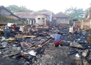 LUDES TERBAKAR - Rumah warga Kampung Makui, Desa Kalanganyar, Kecamatan Labuan, Kabupaten Pandeglang, ludes terbakar, Kamis (18/6/2026). (ISTIMEWA)