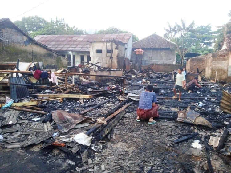 LUDES TERBAKAR - Rumah warga Kampung Makui, Desa Kalanganyar, Kecamatan Labuan, Kabupaten Pandeglang, ludes terbakar, Kamis (18/6/2026). (ISTIMEWA)