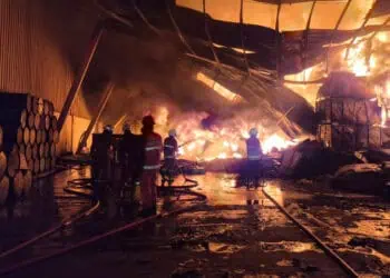 Pabrik Sandal di Cipondoh Terbakar Hebat, Area Terdampak Hingga 1.000 Meter Persegi