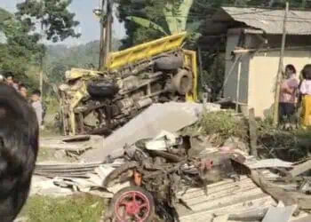 Truk Tabrak Warung Dan Motor Di Tanjakan Bangangah Pandeglang, Sopir Luka-luka