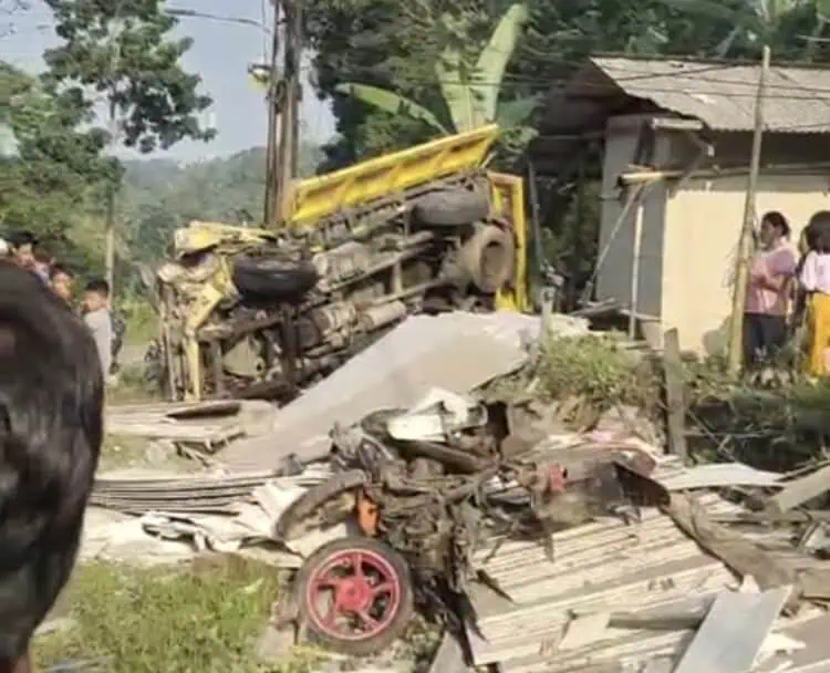 Truk Tabrak Warung Dan Motor Di Tanjakan Bangangah Pandeglang, Sopir Luka-luka