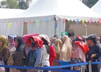 Ribuan Warga Tangsel Rela Antre Demi Sembako Murah di Bazar HUT Bhayangkara ke-80