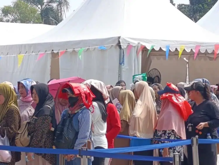 Ribuan Warga Tangsel Rela Antre Demi Sembako Murah di Bazar HUT Bhayangkara ke-80