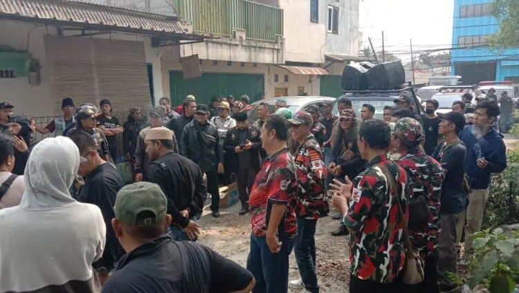 “Pemda Diam”, Jalan Kemuliaan Cipondoh Akhirnya Dibuka Kelompok Ormas