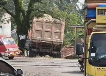Horor Rem Blong, Truk di Lebak Tabrak Palang Perlintasan Hingga Nyaris Terjun ke Jurang