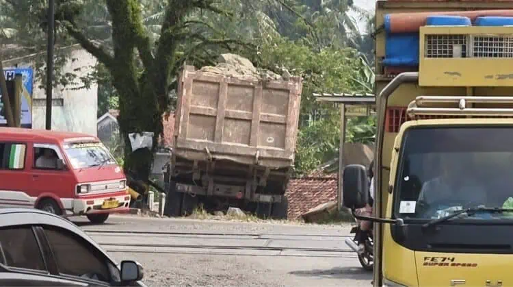 Horor Rem Blong, Truk di Lebak Tabrak Palang Perlintasan Hingga Nyaris Terjun ke Jurang