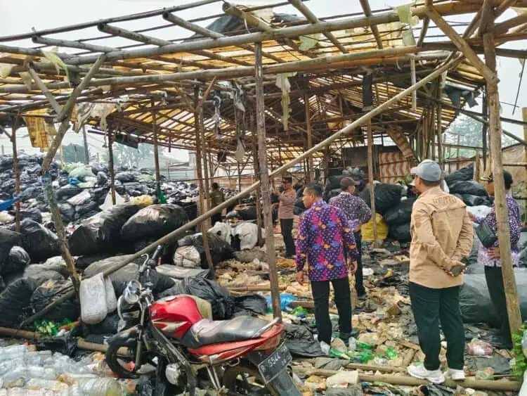 Tiga TPS Ilegal di Sindang Jaya Ditutup, 1 Unit Truk Diamankan