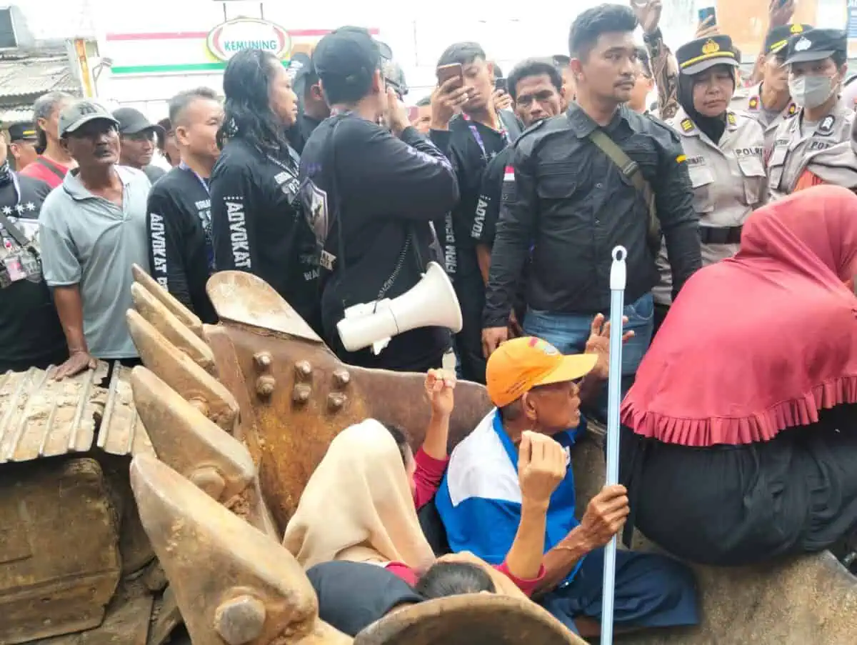 Eksekusi Lahan di Cisoka Tangerang Memanas, Anak Abah Kasudin Blokir Ekskavator dengan Sajadah Eksekusi Lahan di Cisoka Tangerang Memanas, Anak Abah Kasudin Blokir Ekskavator dengan Sajadah