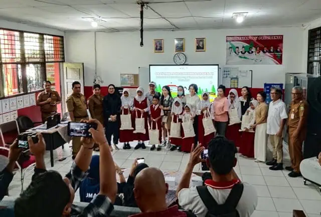 PMI Kota Tangerang dan Yayasan Amway Peduli Salurkan Bantuan Sekolah