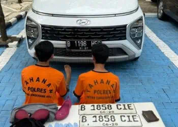 Menyamar Jadi Perempuan Lengkap dengan Hijab, 2 Pria Curi Mobil di Pinang Tangerang