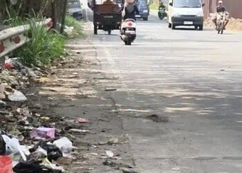 Sampah Berserakan di Jalan Soekarno-Hatta Rangkasbitung