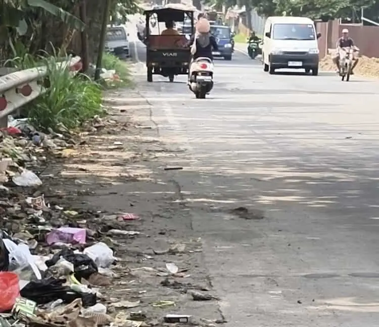 Sampah Berserakan di Jalan Soekarno-Hatta Rangkasbitung
