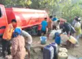 BANTUAN AIR BERSIH - Tim BPBD-PK Kabupaten Pandeglang, menyalurkan bantuan air bersih ke daerah terdampak kekeringan di musim kemarau, beberapa waktu lalu. (ISTIMEWA)