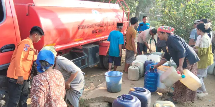 BANTUAN AIR BERSIH - Tim BPBD-PK Kabupaten Pandeglang, menyalurkan bantuan air bersih ke daerah terdampak kekeringan di musim kemarau, beberapa waktu lalu. (ISTIMEWA)