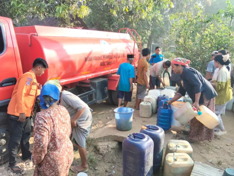 BANTUAN AIR BERSIH - Tim BPBD-PK Kabupaten Pandeglang, menyalurkan bantuan air bersih ke daerah terdampak kekeringan di musim kemarau, beberapa waktu lalu. (ISTIMEWA)