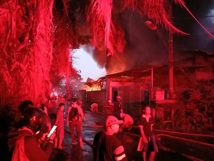 Kebakaran Hebat Hanguskan Pabrik dan Gudang di Periuk Tangerang