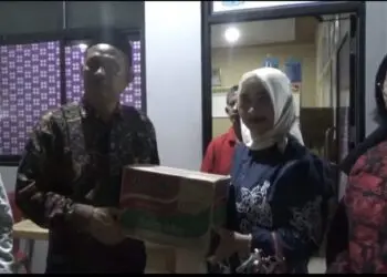 Ria Nurhijriah Hibur Pengungsi TPA Jatiwaringin, Salurkan Bantuan Sembako