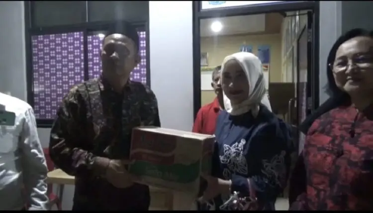 Ria Nurhijriah Hibur Pengungsi TPA Jatiwaringin, Salurkan Bantuan Sembako