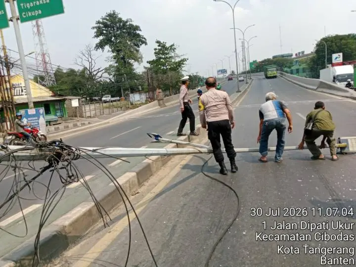 Tiang PJU di Flyover Cibodas Kota Tangerang Roboh