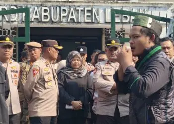 Massa Desak Juwita Mundur dari Ketua DPRD Lebak