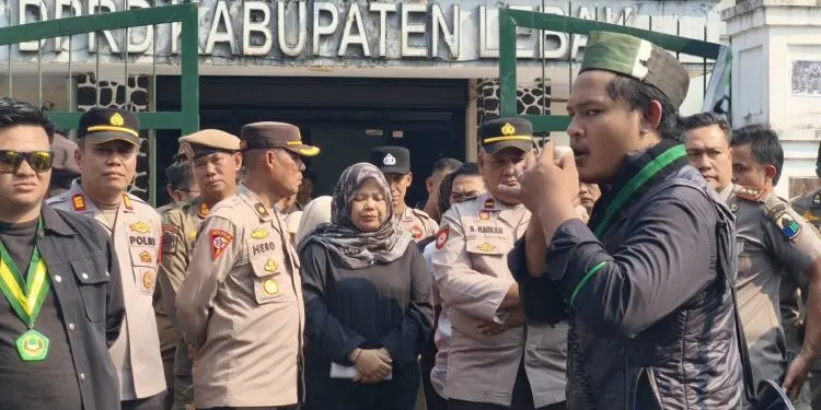 Massa Desak Juwita Mundur dari Ketua DPRD Lebak