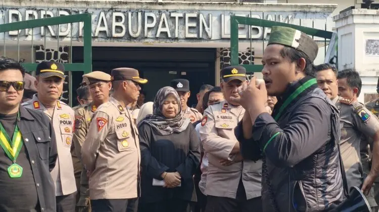 Massa Desak Juwita Mundur dari Ketua DPRD Lebak