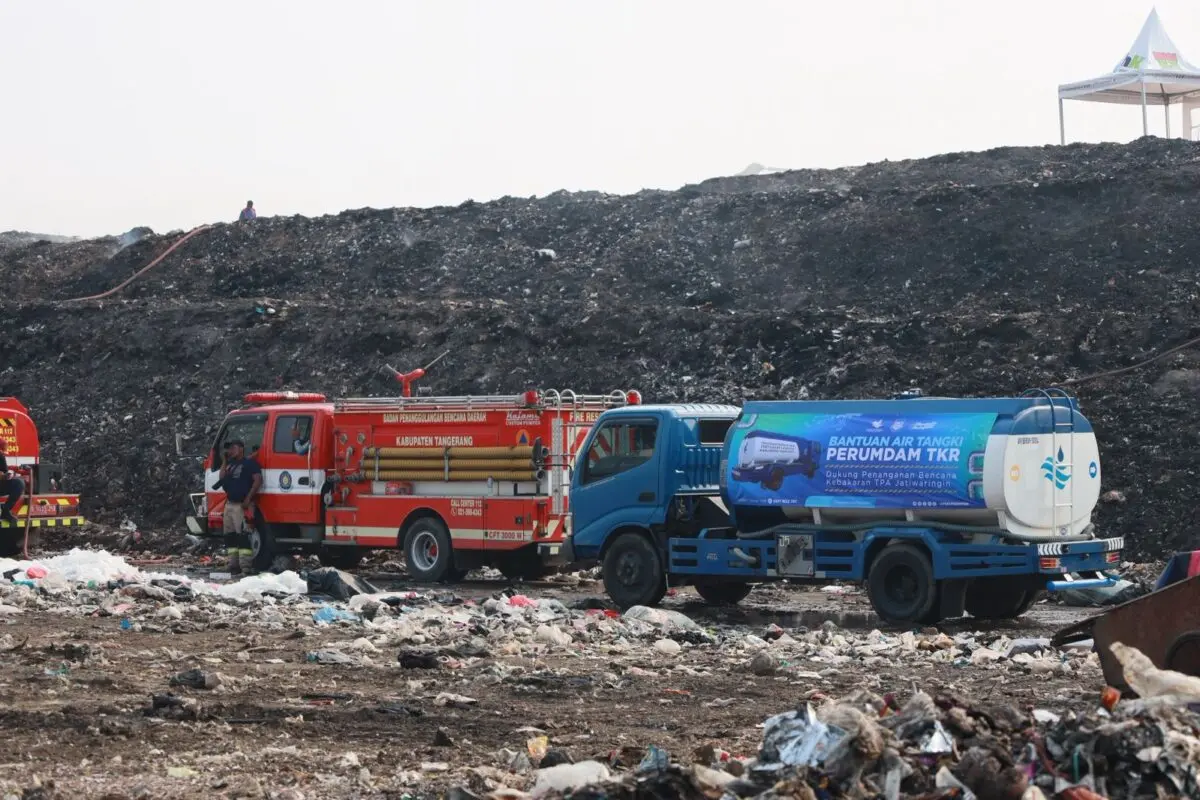 Perkuat Dukungan Penanganan Kebakaran, Perumdam TKR Berikan Bantuan Sembako dan Penyediaan Air Bersih Gratis Bagi Warga Terdampak Kebakaran TPA Jatiwaringin