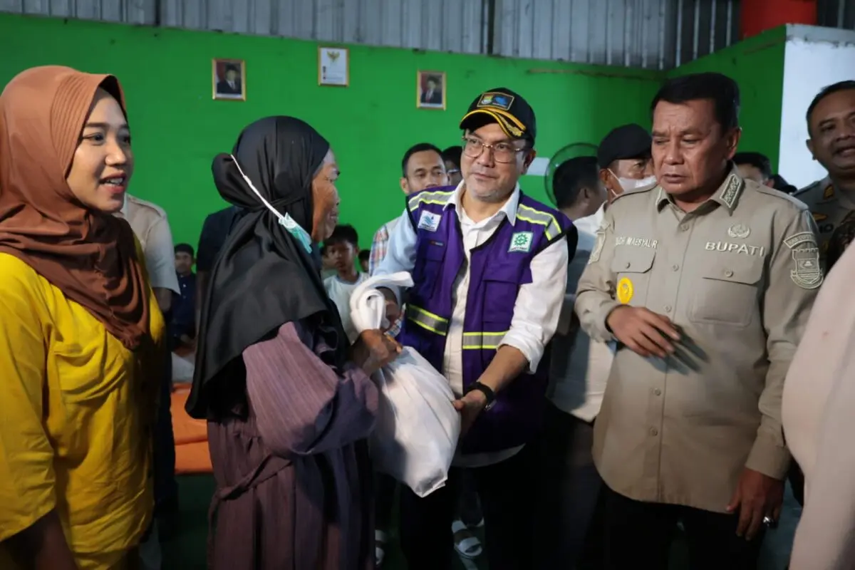 Perkuat Dukungan Penanganan Kebakaran, Perumdam TKR Berikan Bantuan Sembako dan Penyediaan Air Bersih Gratis Bagi Warga Terdampak Kebakaran TPA Jatiwaringin
