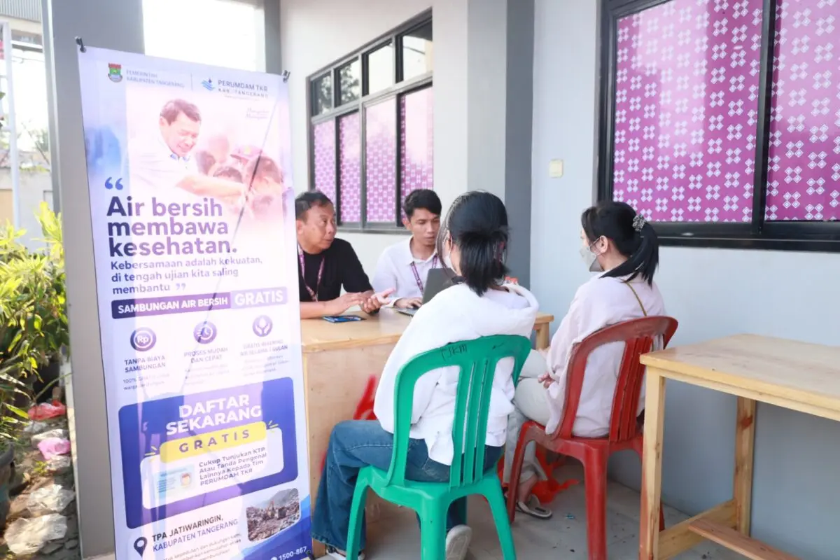 Perkuat Dukungan Penanganan Kebakaran, Perumdam TKR Berikan Bantuan Sembako dan Penyediaan Air Bersih Gratis Bagi Warga Terdampak Kebakaran TPA Jatiwaringin