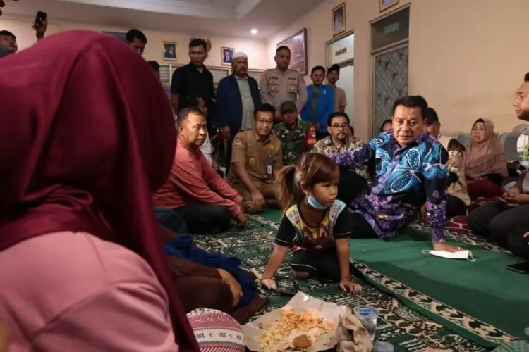 Bupati Tangerang Pastikan Pengungsi Korban Asap TPA Jatiwaringin Terlayani