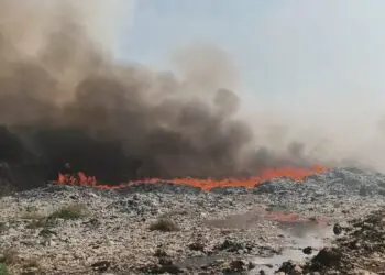 BNPB Kerahkan Dua Helikopter Water Bombing Padamkan Kebakaran TPA Jatiwaringin Tangerang