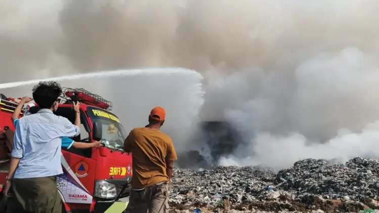 TPA Jatiwaringin Terbakar, Pemkab Tangerang Pastikan Angkutan Sampah Tetap Normal