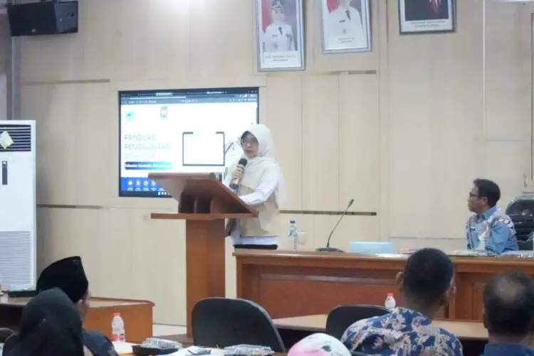 BIMTEK - Bupati Pandeglang Raden Dewi Setiani, saat membuka kegiatan Bimbingan Teknis (Bimtek) Pengelolaan Informasi Administrasi Kependudukan dan Pendayagunaan Data Kependudukan, bagi para operator kecamatan yang berlangsung di Oproom Sekretariat Daerah Kabupaten Pandeglang, Kamis (2/7/2026). (ISTIMEWA)